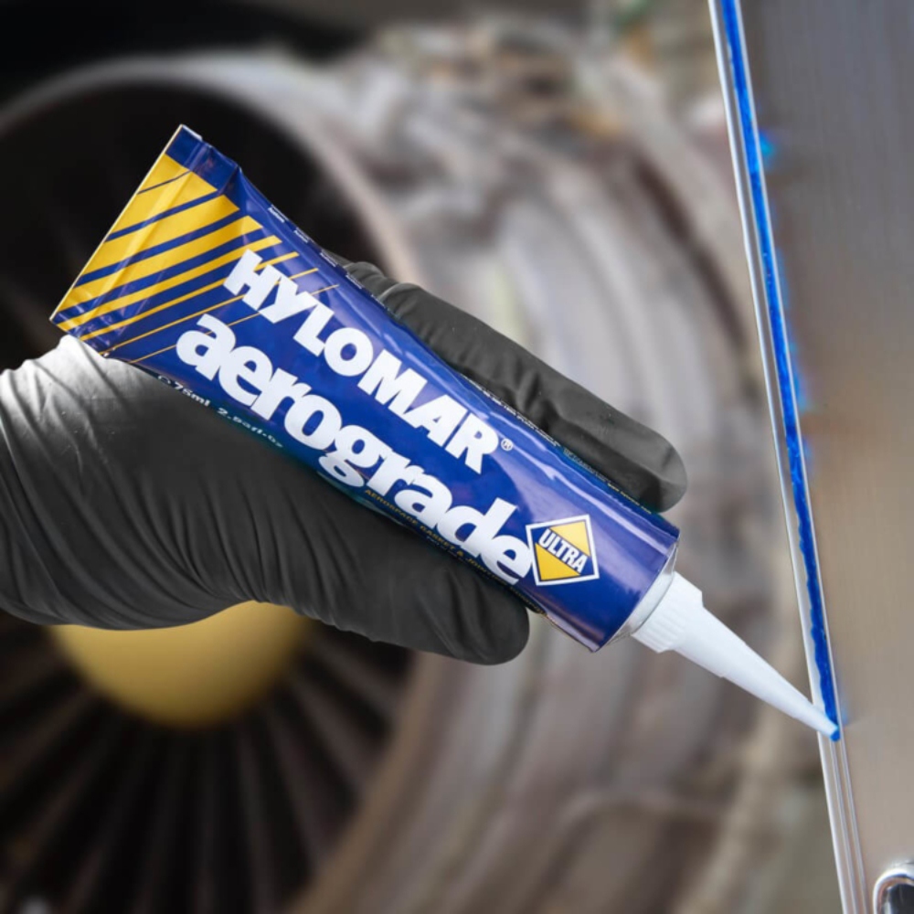 pics/Hylomar/aerograde ultra/hylomar-aerograde-ultra-pl32a-aerospace-gasket-and-jointing-compound-non-setting-rolls-royce-approval-75ml-100g-in-use.jpg